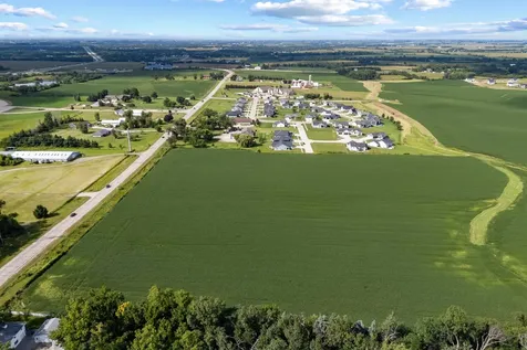 39.69 Acres M/l Center Point Road Robins IA 52328