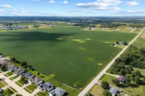 39.69 Acres M/l Center Point Road Robins IA 52328