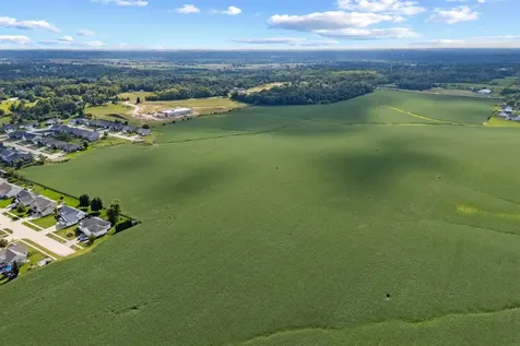 39.69 Acres M/l Center Point Road Robins IA 52328