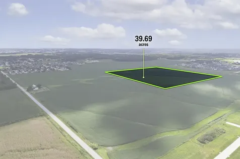 39.69 Acres M/l Center Point Road Robins IA 52328