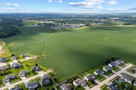 39.69 Acres M/l Center Point Road Robins IA 52328