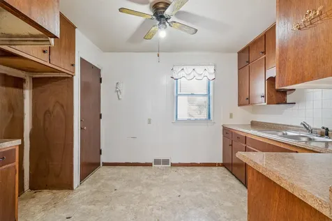 715 NE 1st Avenue Oelwein IA 50662