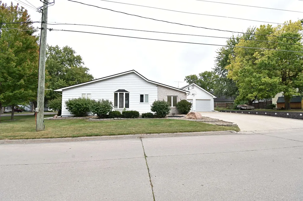 806 9th Ave. S.w Independence IA 50644
