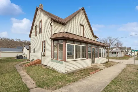 332 N 1st Street Guttenberg IA 52052