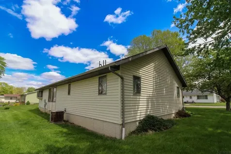 1107 12th Street Grundy Center IA 50638