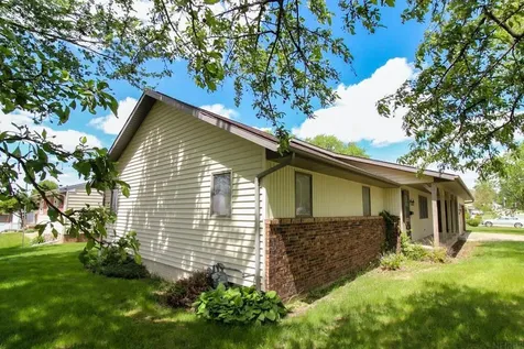 1107 12th Street Grundy Center IA 50638