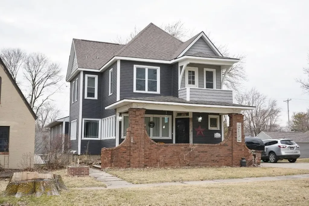 512 1st Avenue NE Oelwein IA 50662