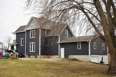 512 1st Avenue NE Oelwein IA 50662