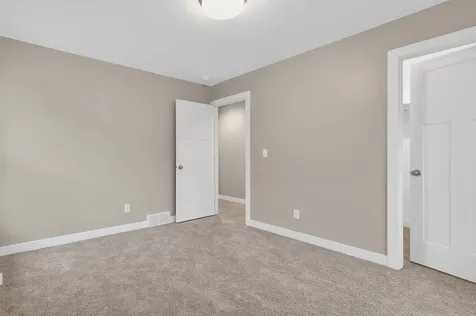 319 Iowa Street Waterloo IA 50703