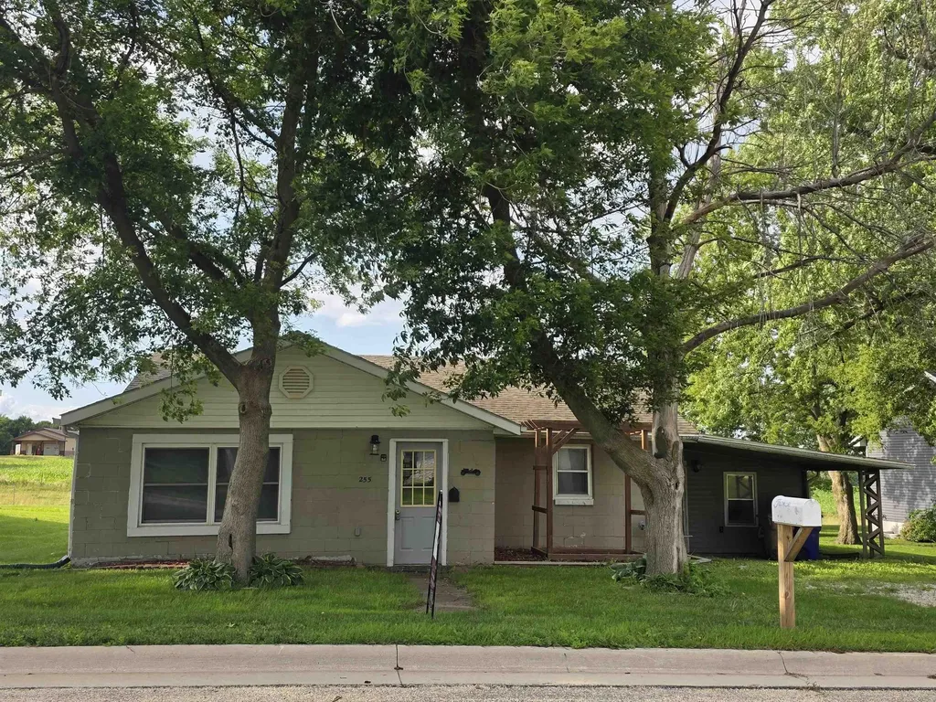 255 E Monroe Winthrop IA 50682