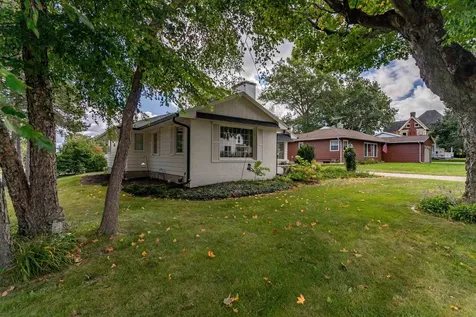 302 6th Street Grundy Center IA 50638