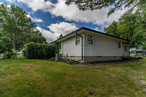 302 6th Street Grundy Center IA 50638