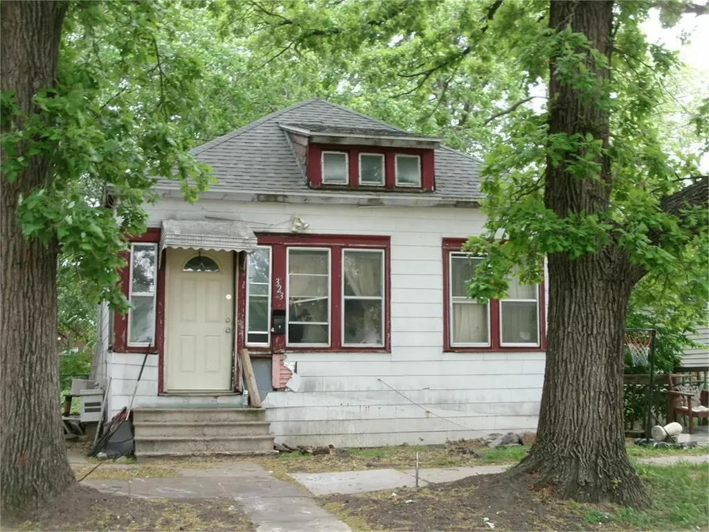 323 Cresent Place Waterloo IA 50703