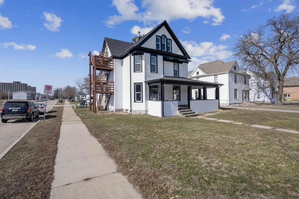 2007 College Street Cedar Falls IA 50613