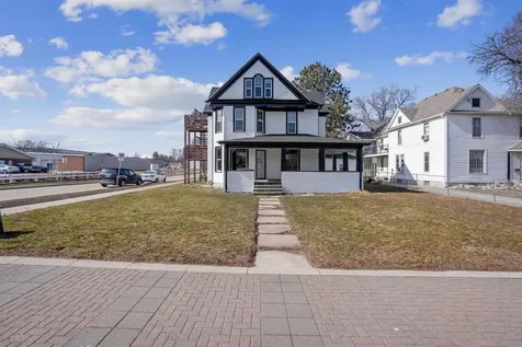 2007 College Street Cedar Falls IA 50613