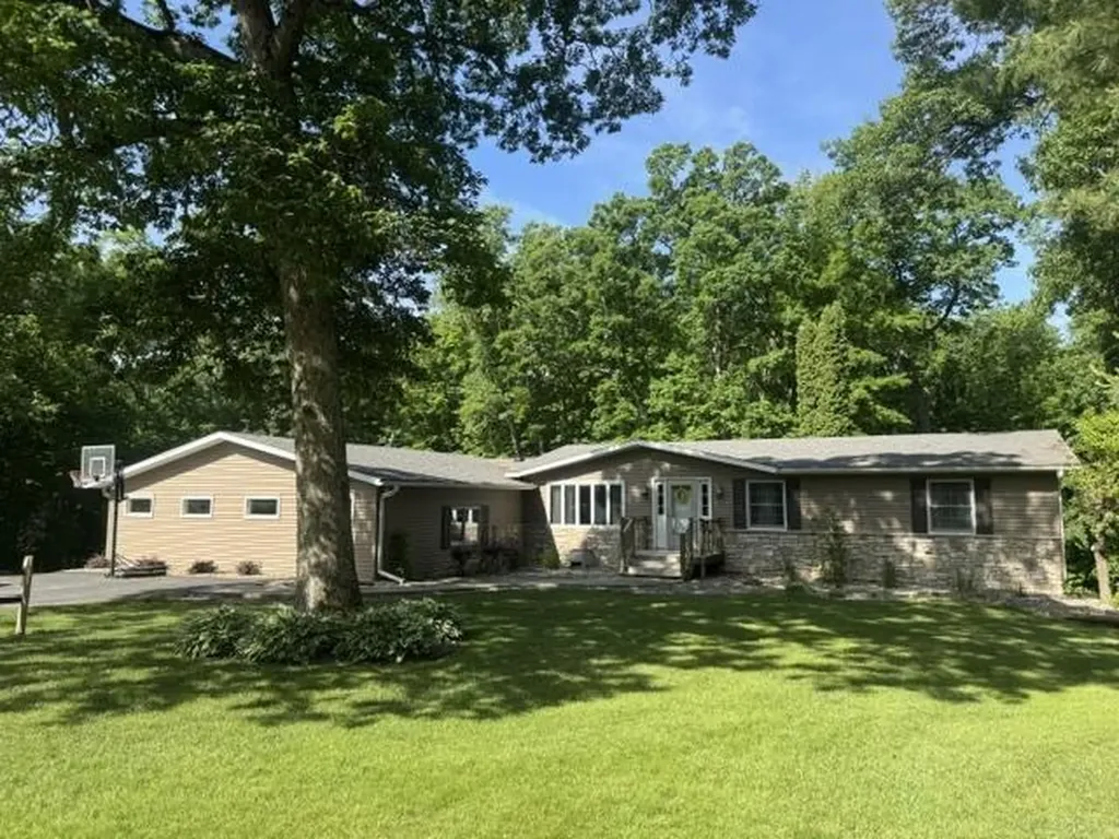 1129 164th Street Castalia IA 52133