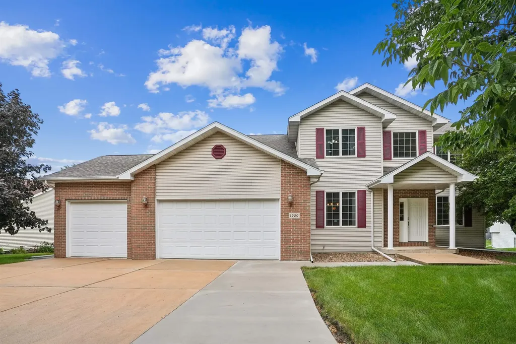 1920 Falcon Ridge Waterloo IA 50701