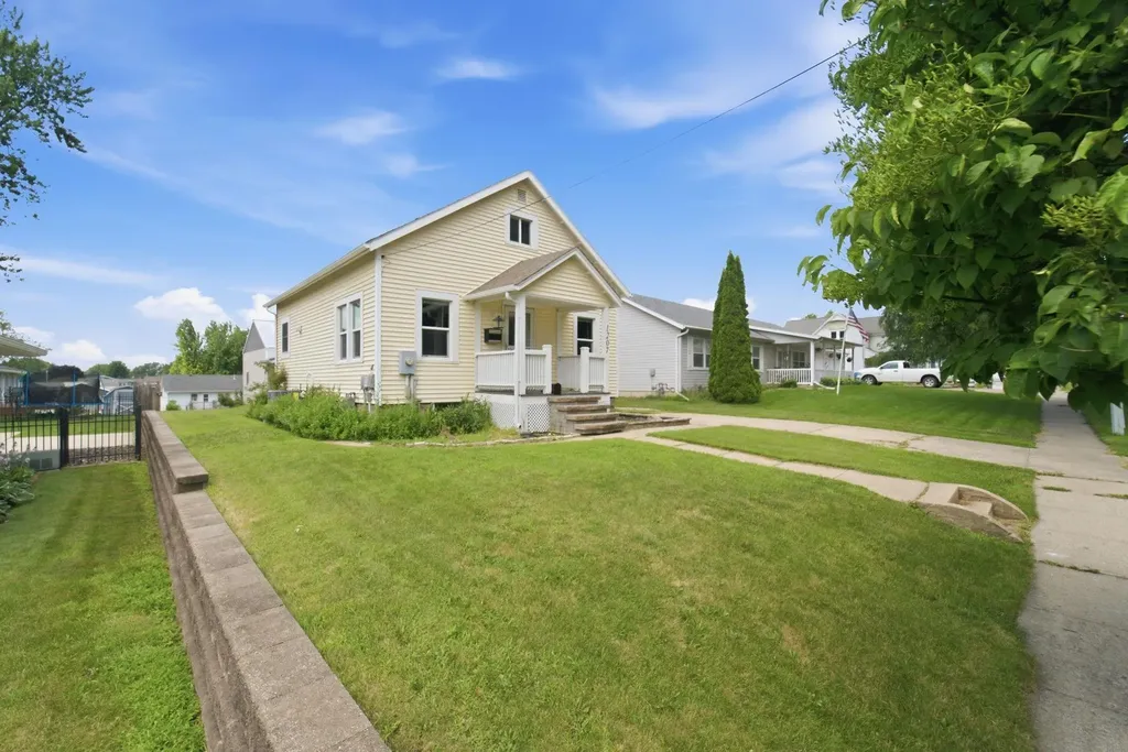 1207 6th Street Grundy Center IA 50638