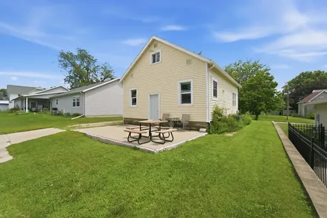 1207 6th Street Grundy Center IA 50638