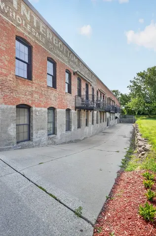 25 W Commercial Street Waterloo IA 50701