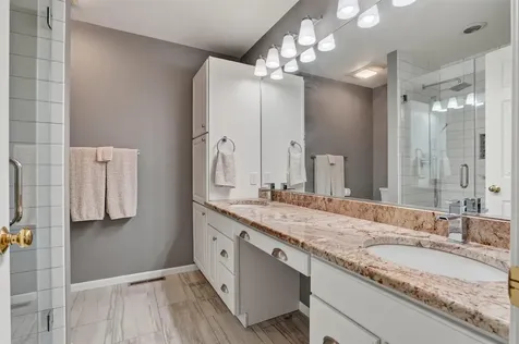 1006 NW 7th Avenue Waverly IA 50677