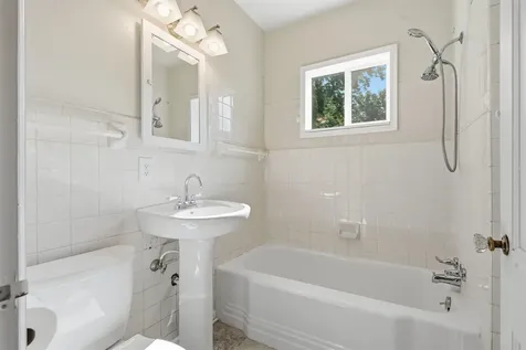 245 Derbyshire Road Waterloo IA 50701