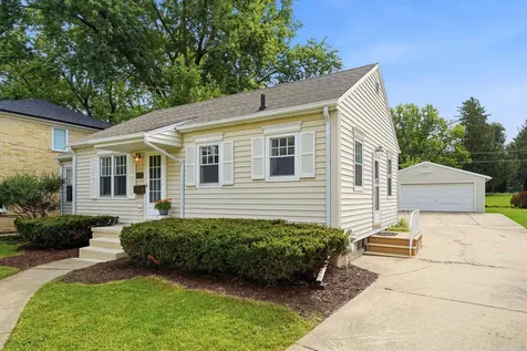 245 Derbyshire Road Waterloo IA 50701
