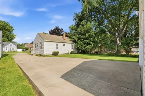 245 Derbyshire Road Waterloo IA 50701