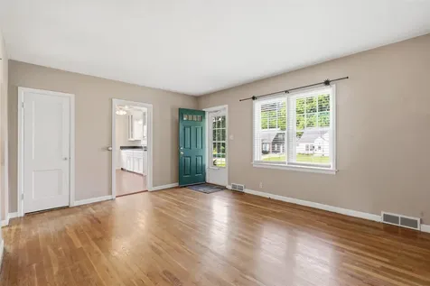 245 Derbyshire Road Waterloo IA 50701
