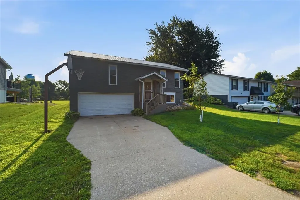 2721 Hiawatha Road Cedar Falls IA 50613