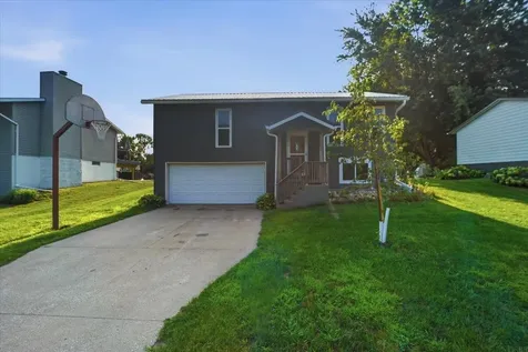 2721 Hiawatha Road Cedar Falls IA 50613