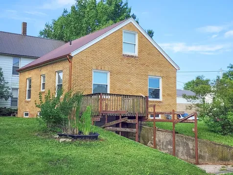 200 S Wayne Street Manchester IA 52057