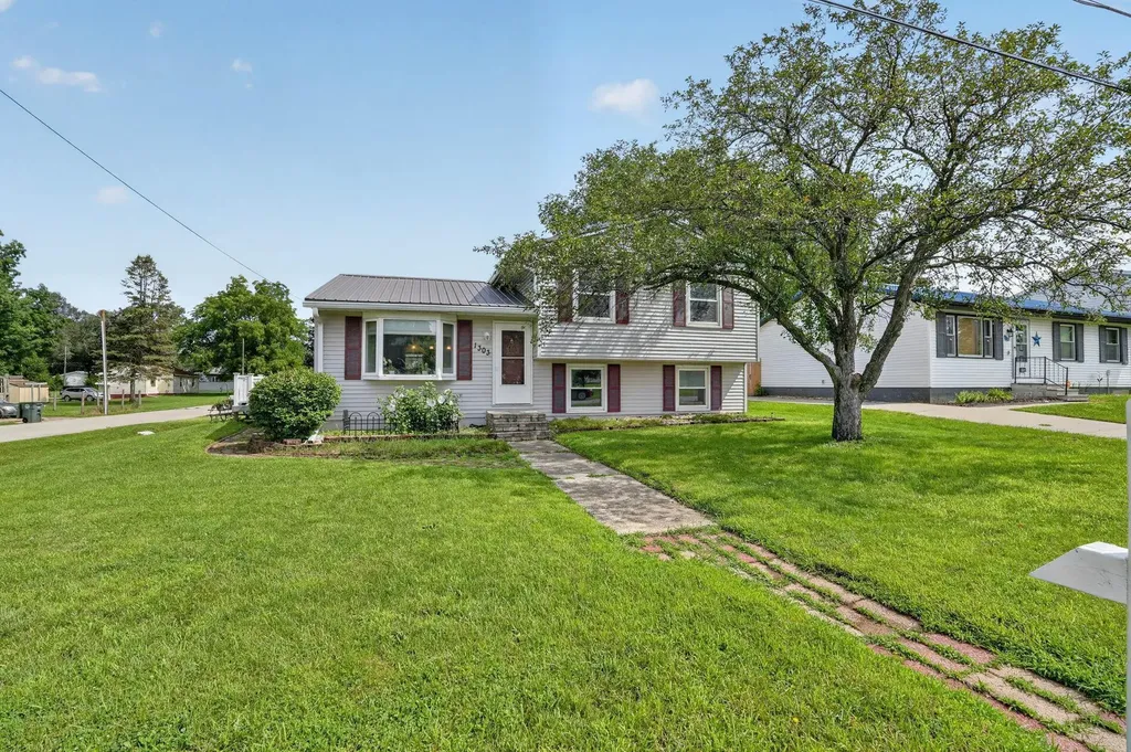 1303 Shultz Street Waterloo IA 50707