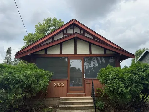 2232 W 3rd Street Waterloo IA 50702
