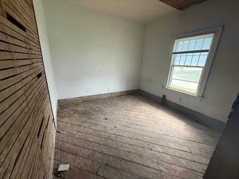 2232 W 3rd Street Waterloo IA 50702