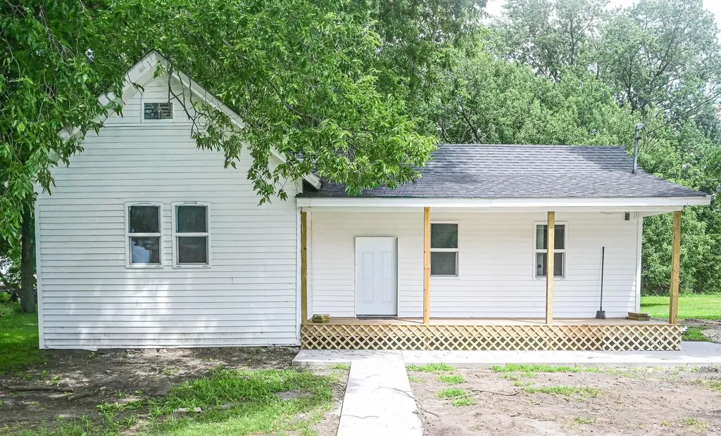 512 S 5th Street Manchester IA 52057