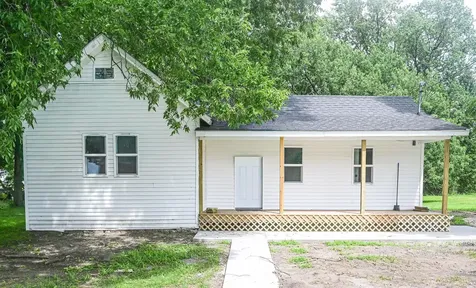 512 S 5th Street Manchester IA 52057