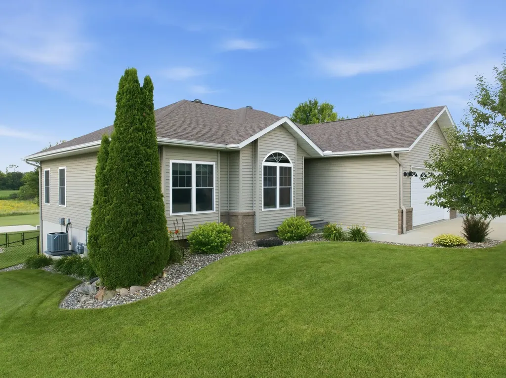 313 Tumbleweed Trail Waverly IA 50677