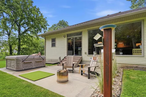 5017 Gilbertville Road Waterloo IA 50701