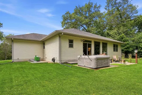 5017 Gilbertville Road Waterloo IA 50701