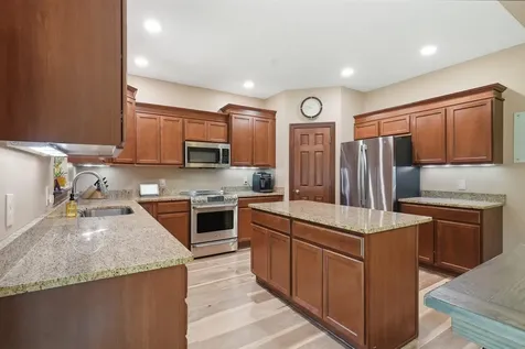 5017 Gilbertville Road Waterloo IA 50701