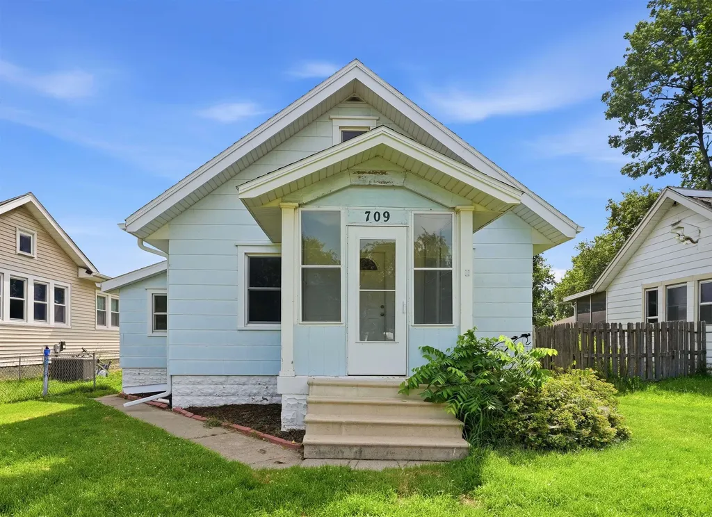 709 Magnolia Parkway Waterloo IA 50701
