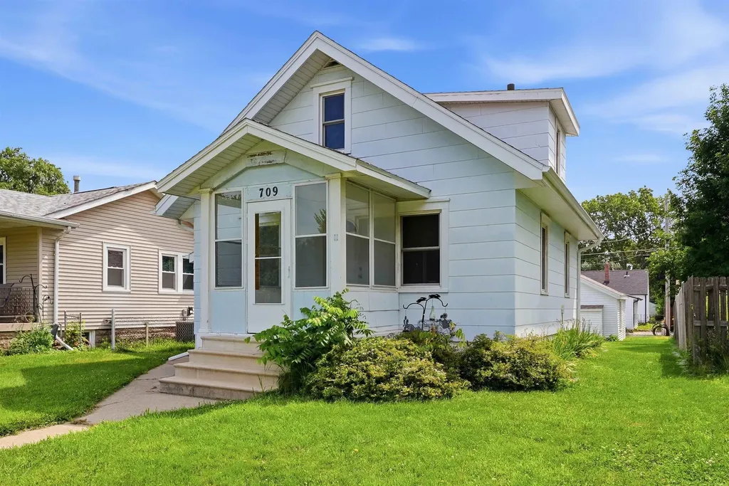 709 Magnolia Parkway Waterloo IA 50701