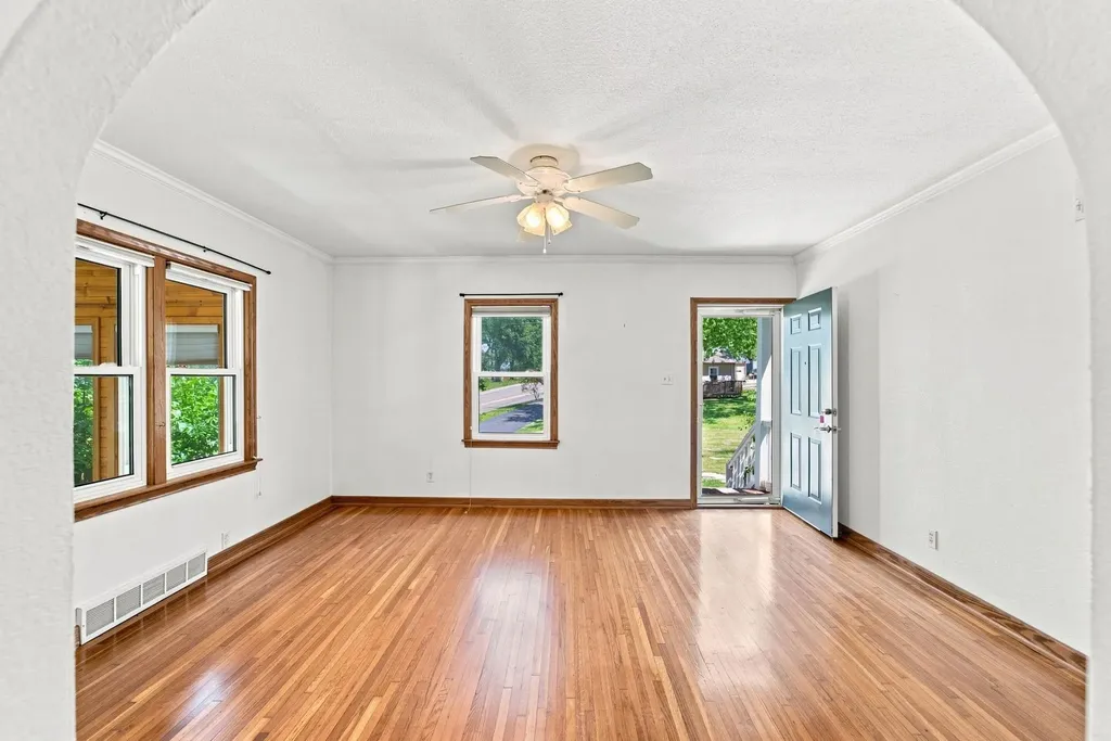 114 Hanna Boulevard Waterloo IA 50701