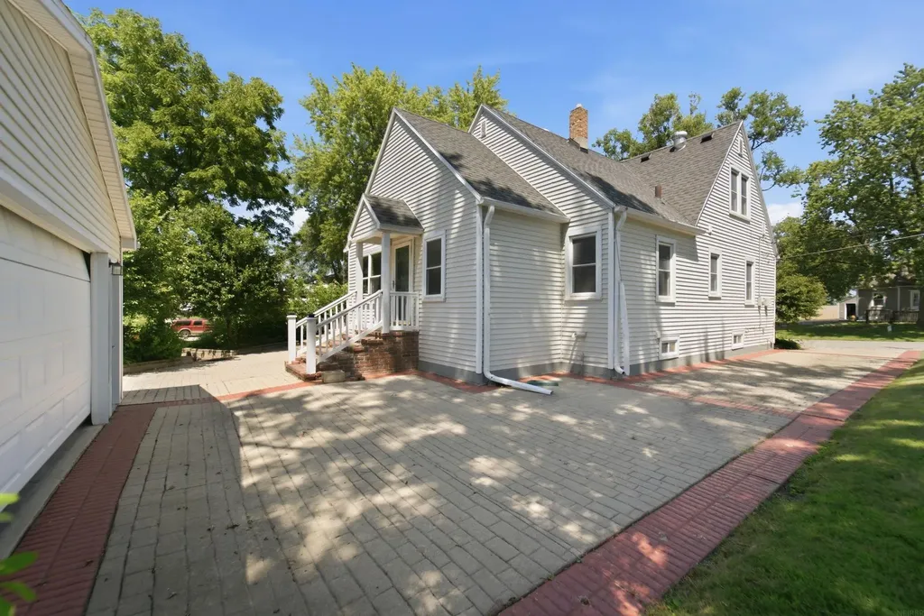 114 Hanna Boulevard Waterloo IA 50701