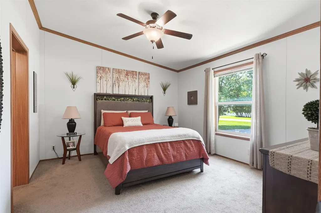 35 12th Avenue NW Oelwein IA 50662