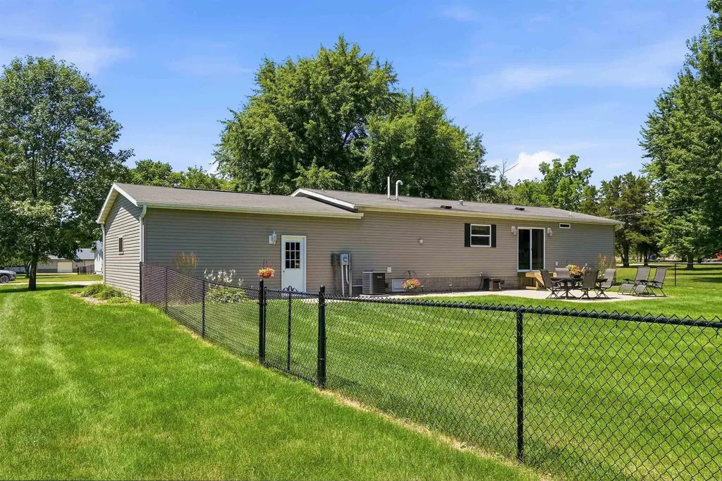 35 12th Avenue NW Oelwein IA 50662