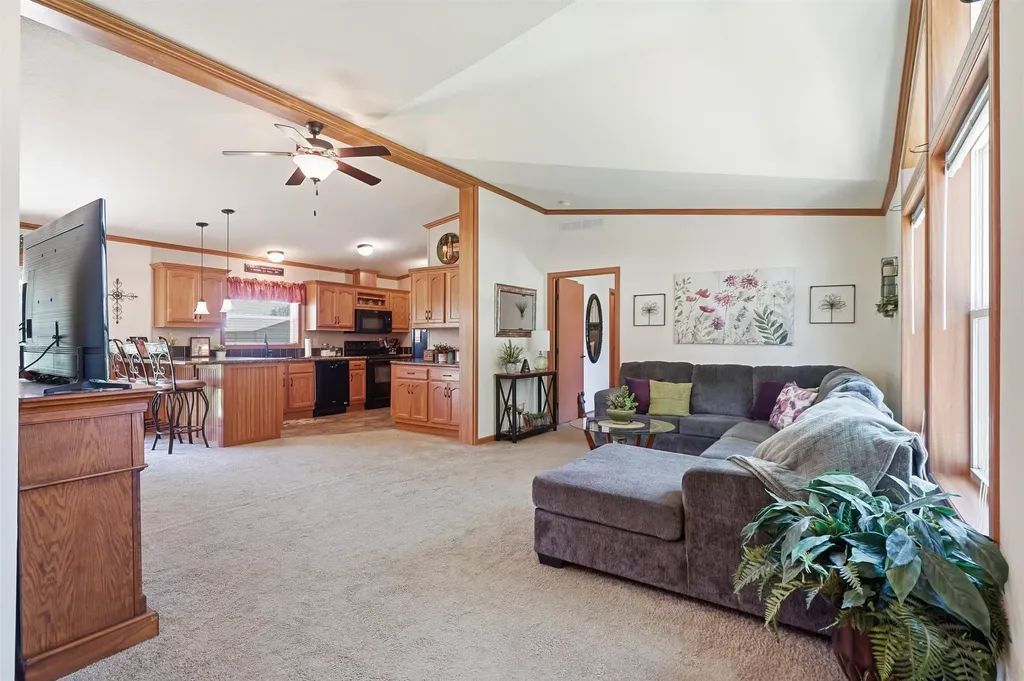 35 12th Avenue NW Oelwein IA 50662