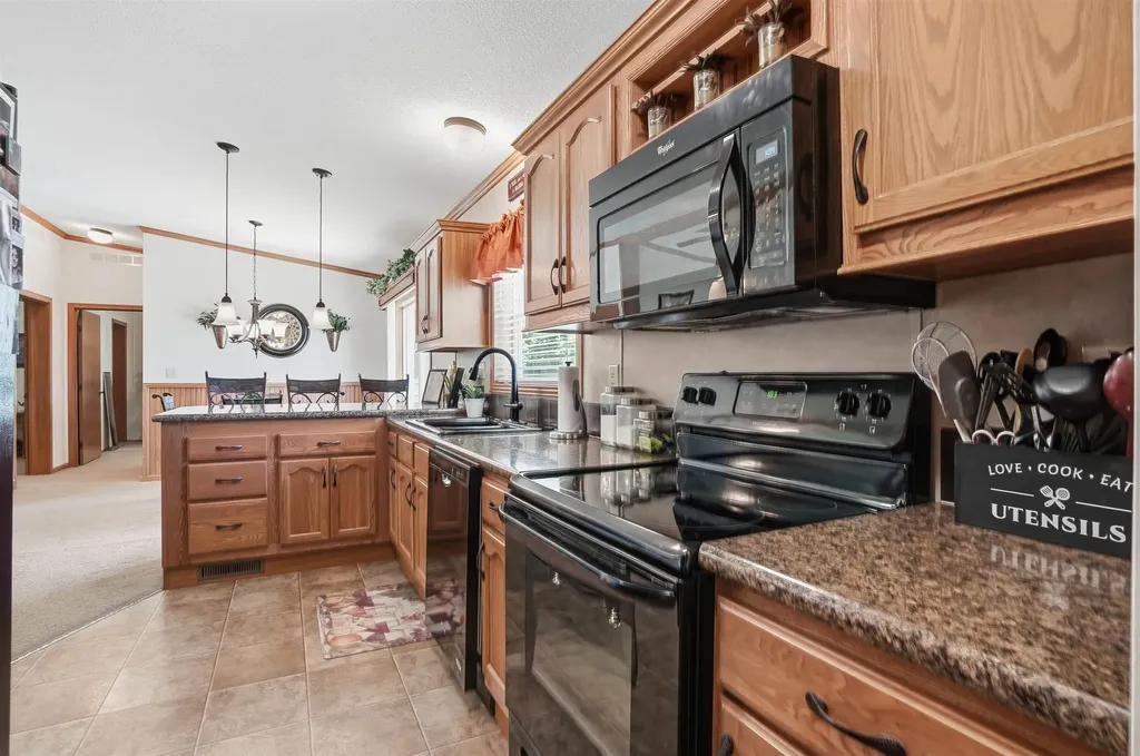 35 12th Avenue NW Oelwein IA 50662
