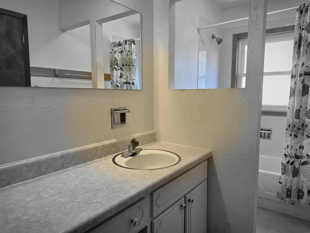 1662 Oakwood Drive Waterloo IA 50703